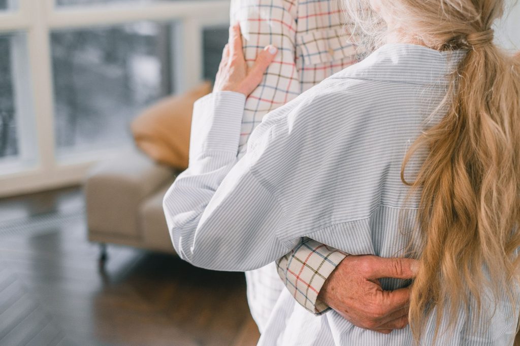 Pflegekraft betreut Senioren zuhause